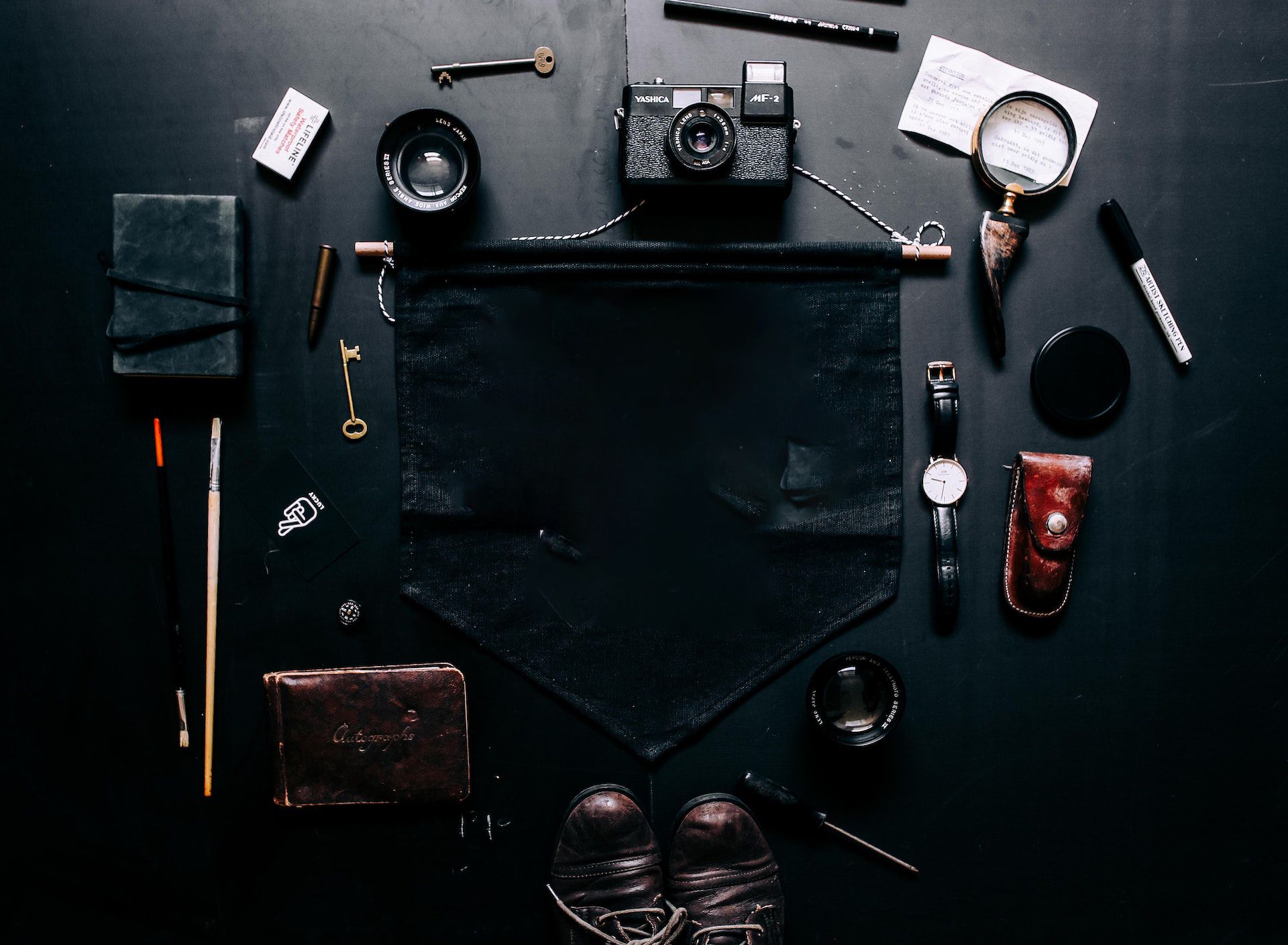 máy ảnh và phụ kiện máy ảnh trên bàn
