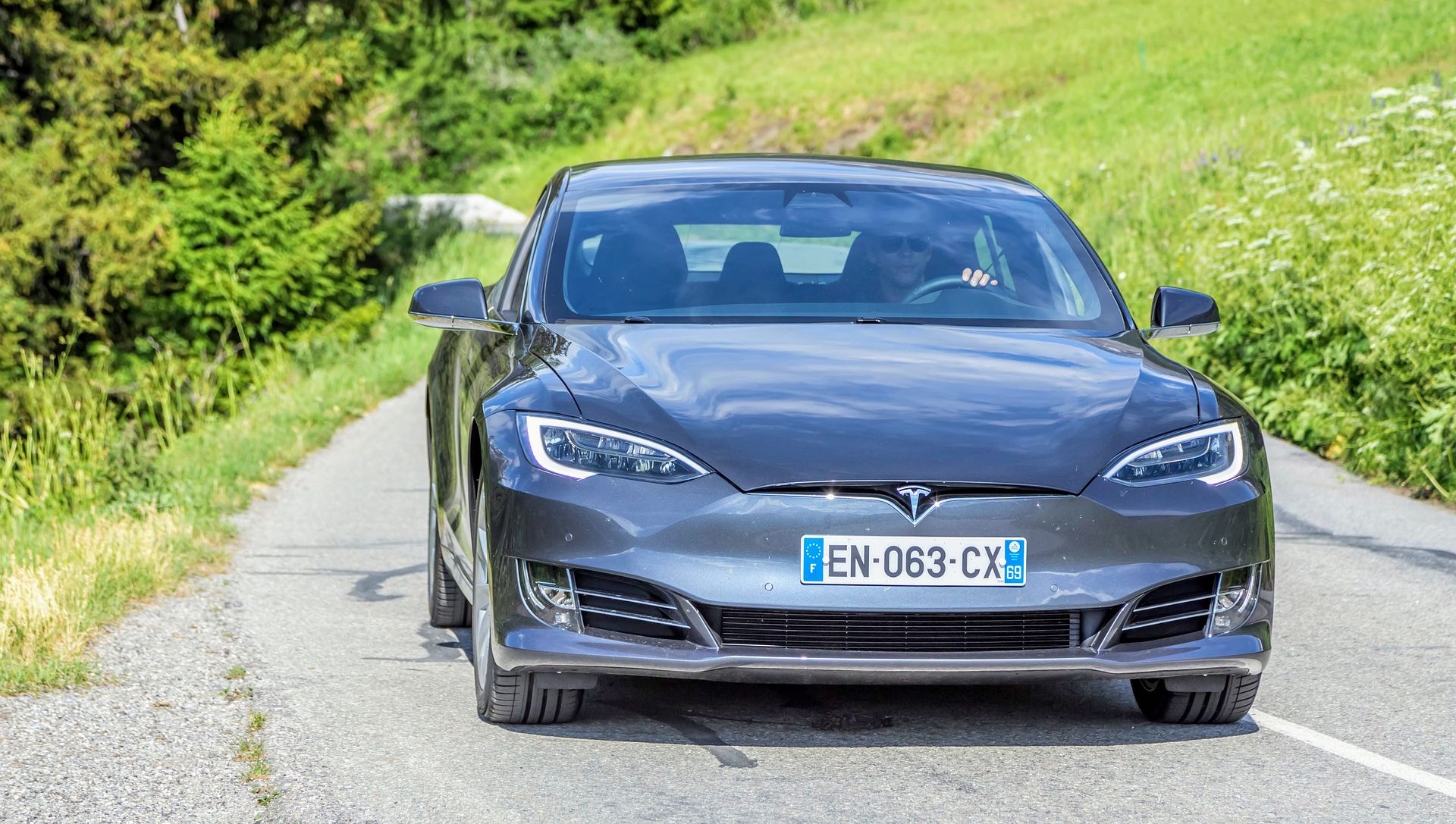 người lái xe tesla trên đường