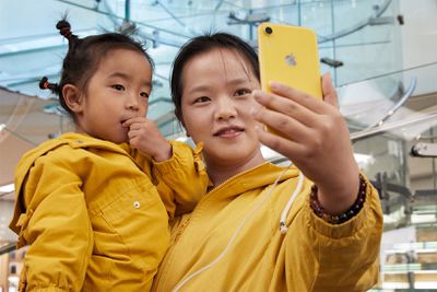 iPhone XR màu vàng