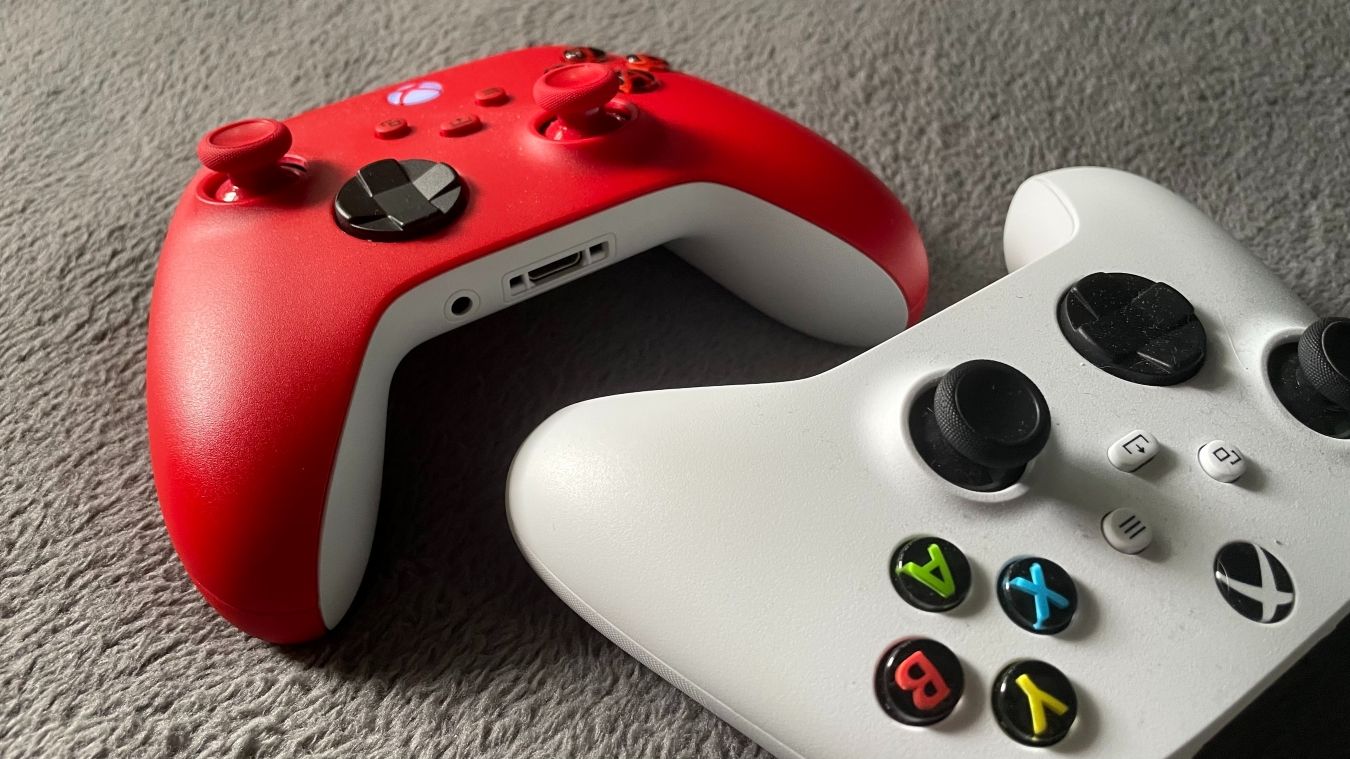 Ảnh chụp Bộ điều khiển không dây Xbox màu trắng và đỏ