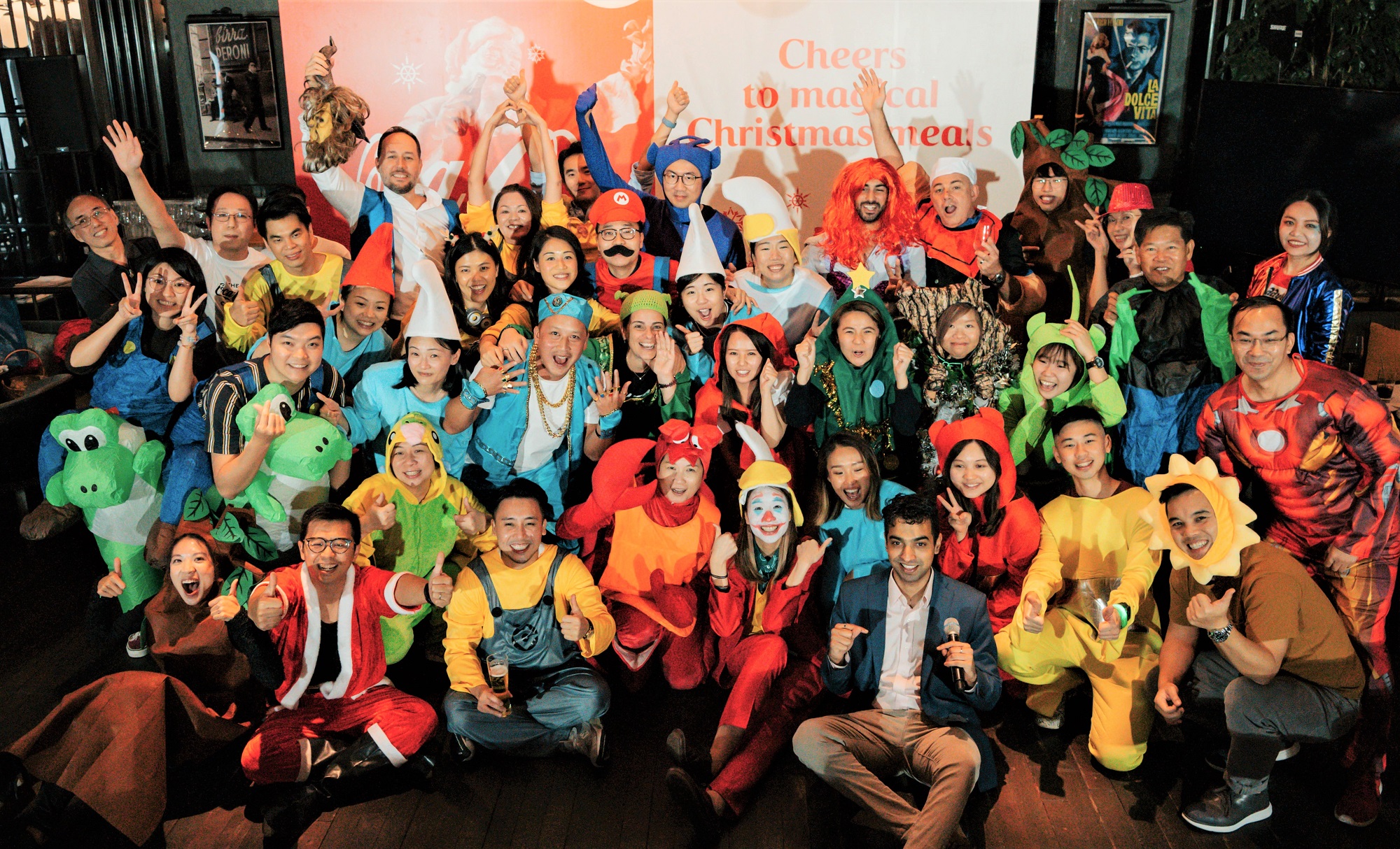 Các cộng sự của Coca-Cola Hồng Kông đã ăn mừng thành tích của họ trong bữa tiệc Giáng sinh vừa qua