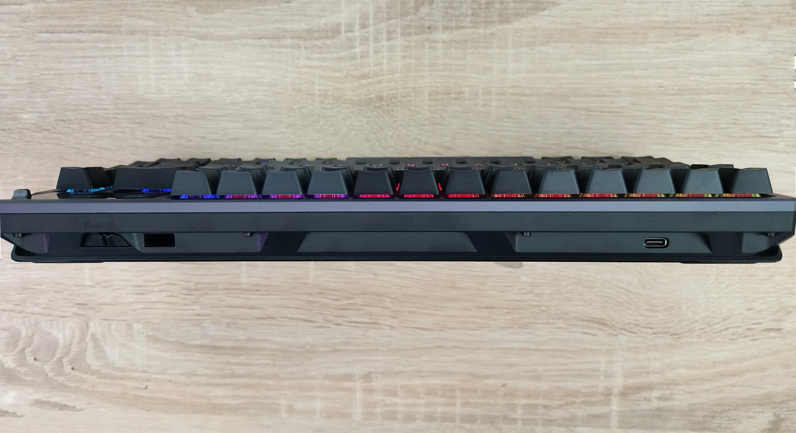 1678360401 662 Danh gia ban phim khong day Asus ROG Azoth TechTimes Vietnam Đánh giá bàn phím không dây Asus ROG Azoth