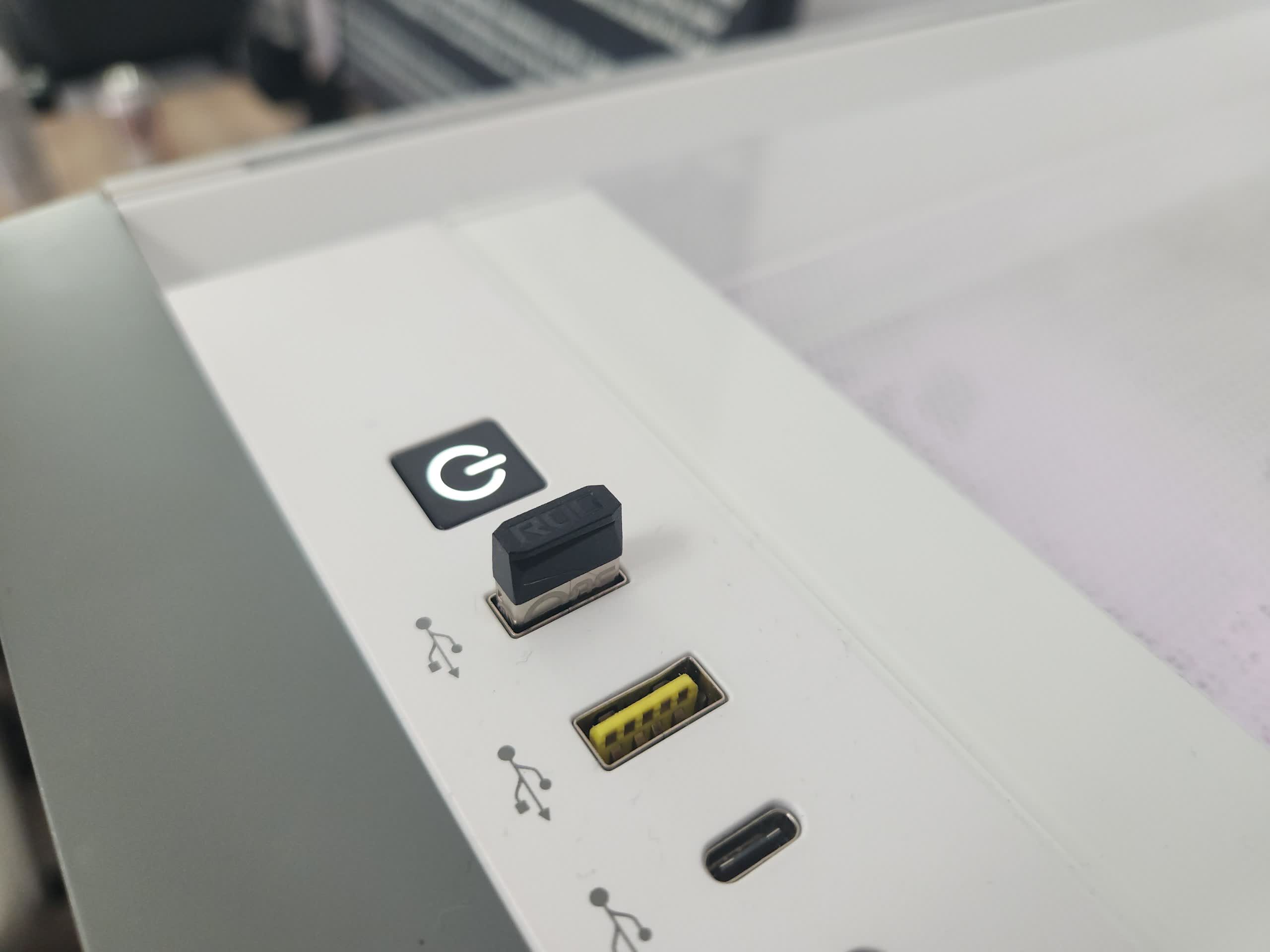 1678360403 182 Danh gia ban phim khong day Asus ROG Azoth TechTimes Vietnam Đánh giá bàn phím không dây Asus ROG Azoth