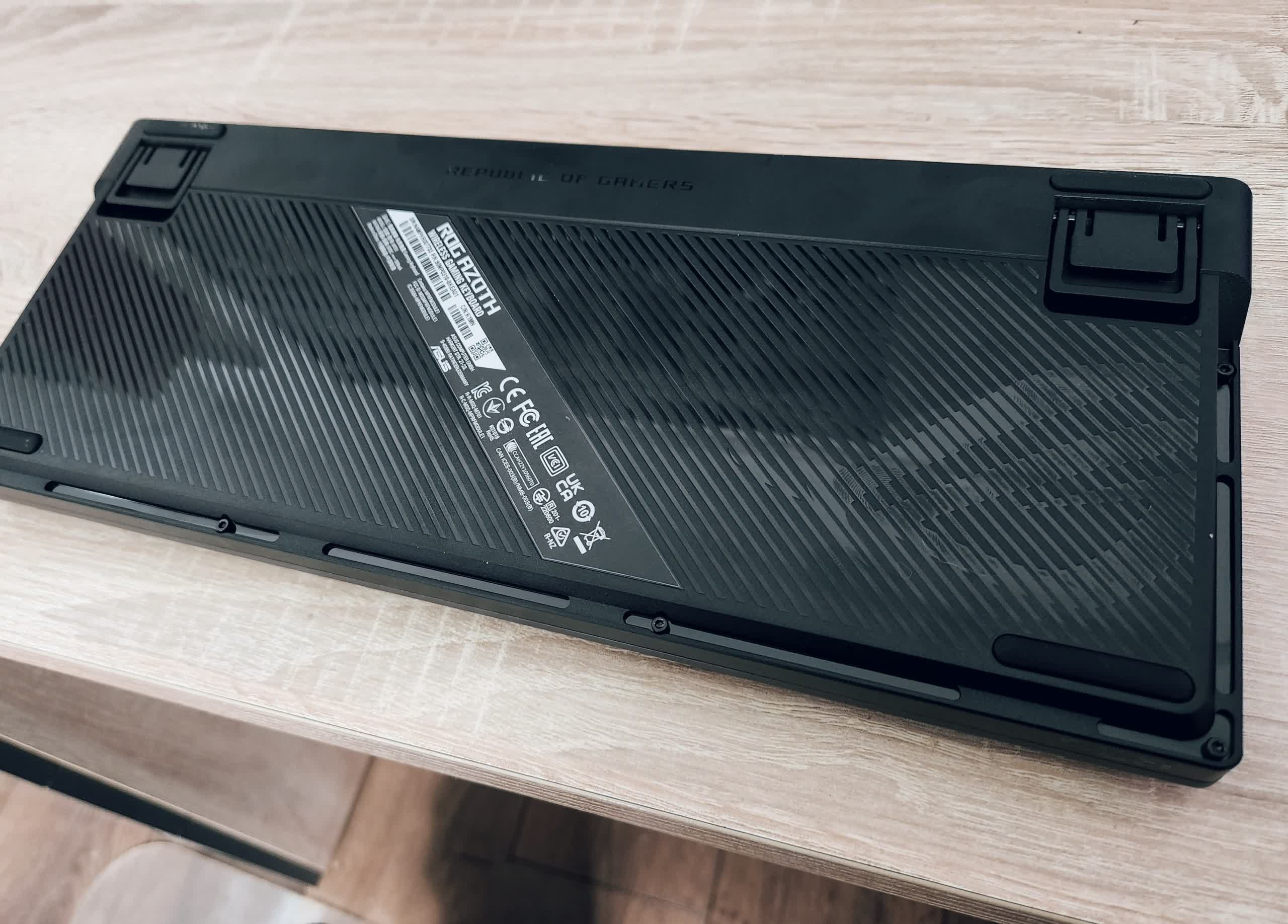 1678360404 459 Danh gia ban phim khong day Asus ROG Azoth TechTimes Vietnam Đánh giá bàn phím không dây Asus ROG Azoth