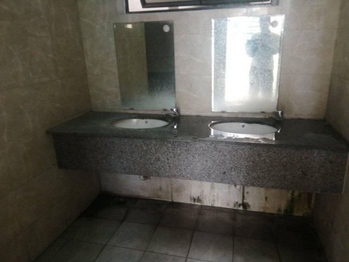1678459389 916 Cu dan mang ron nguoi khi thay hinh anh nha TechTimes Vietnam Cư dân mạng 'rợn người' khi thấy hình ảnh nhà vệ sinh ở bến xe Kim Mã