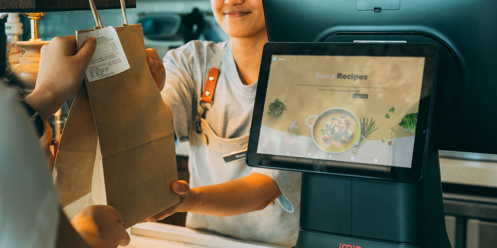 Thu ngân giao hàng cho khách