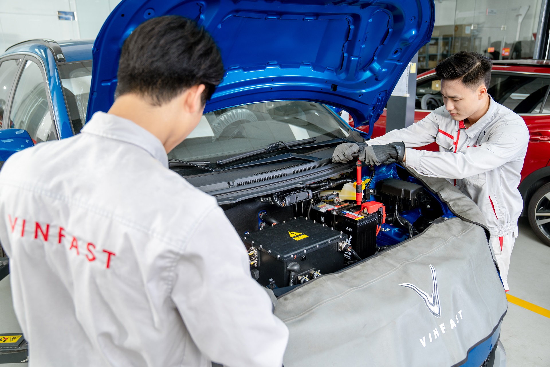 Từ ngày 15/3/2023, VinFast triển khai “Mạng lưới dịch vụ không ngừng nghỉ” làm việc liên tục 7 ngày trong tuần. TechTimes Vietnam 1678769410 796 Tu ngay 1532023 VinFast trien khai Mang luoi dich vu TechTimes Vietnam Từ ngày 15/3/2023, VinFast triển khai “Mạng lưới dịch vụ không ngừng nghỉ” làm việc liên tục 7 ngày trong tuần.
