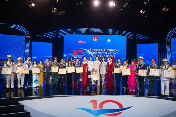 1679846824 828 Dan mang bat cuoi Do Thi Ha dien ao dai TechTimes Vietnam Dân mạng bật cười Đỗ Thị Hà diện áo dài duyên dáng khoe trọn đường cong chữ S