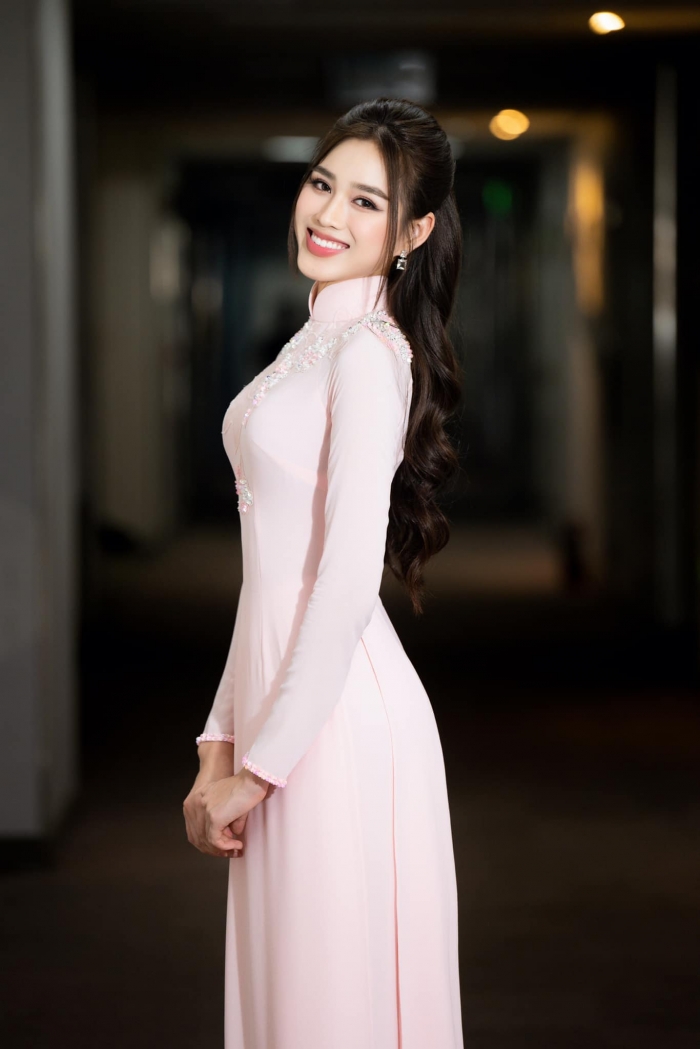 1679846824 947 Dan mang bat cuoi Do Thi Ha dien ao dai TechTimes Vietnam Dân mạng bật cười Đỗ Thị Hà diện áo dài duyên dáng khoe trọn đường cong chữ S