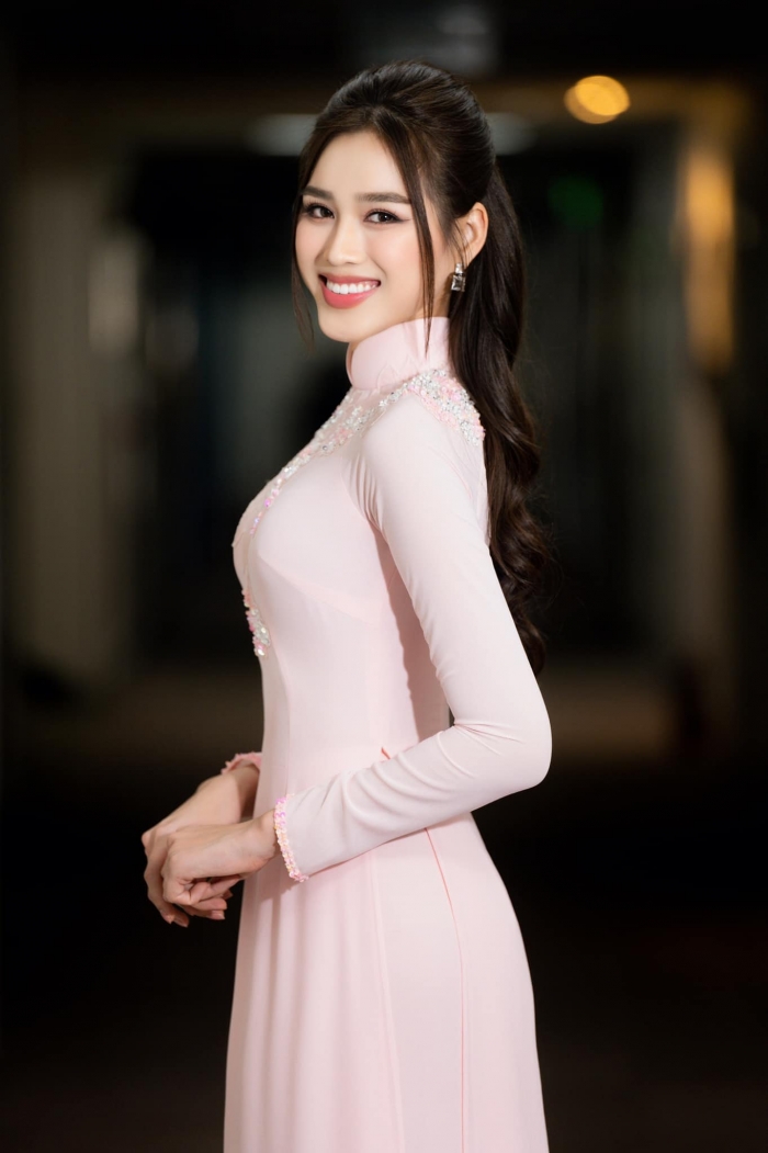 1679846825 151 Dan mang bat cuoi Do Thi Ha dien ao dai TechTimes Vietnam Dân mạng bật cười Đỗ Thị Hà diện áo dài duyên dáng khoe trọn đường cong chữ S
