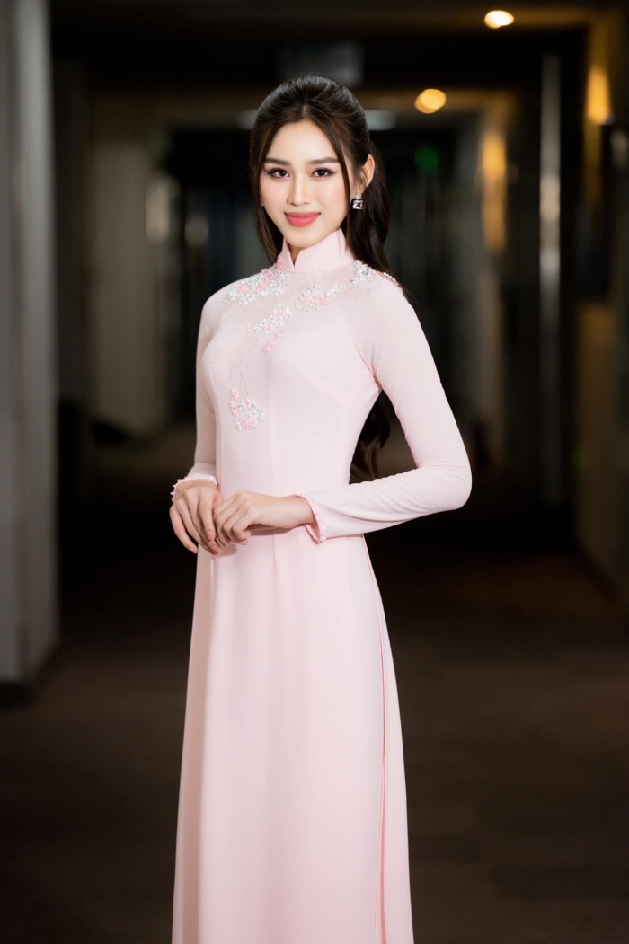 1679846826 686 Dan mang bat cuoi Do Thi Ha dien ao dai TechTimes Vietnam Dân mạng bật cười Đỗ Thị Hà diện áo dài duyên dáng khoe trọn đường cong chữ S