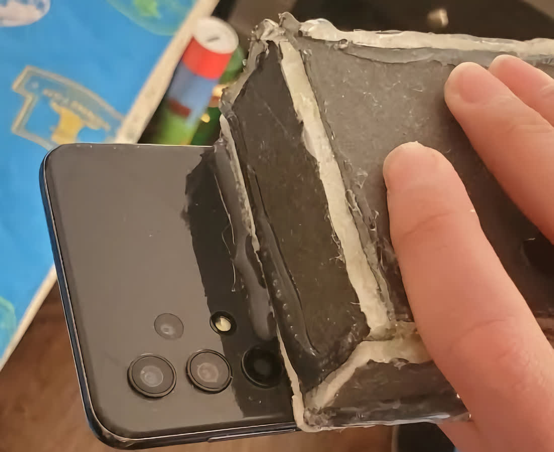Modder chế pin 30.000mAh cho điện thoại Samsung Modder ads 30,000mAh battery to a Samsung phone