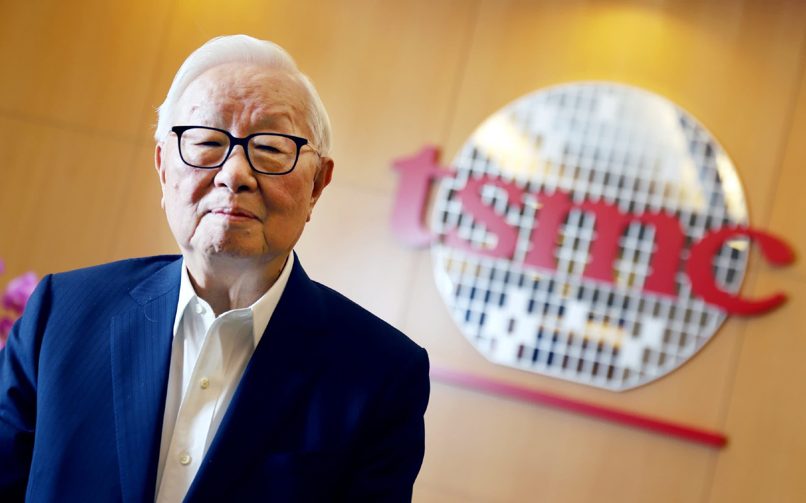 Người sáng lập TSMC, Morris Chang, ủng hộ các lệnh trừng phạt chip Trung Quốc, nhưng bày tỏ nghi ngờ về Đạo luật Chips TSMC founder Morris Chang supports China chip sanctions, but voices doubts on Chips Act