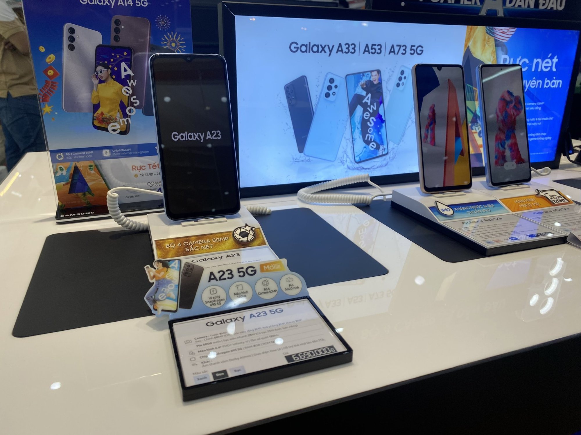 Ngỡ ngàng khi mua smartphone giá rẻ - Ảnh 1. Ngỡ ngàng khi mua smartphone giá rẻ - Ảnh 1.