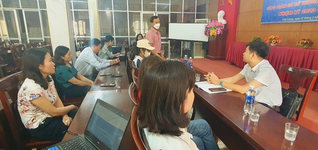 Các cô gái ôm nhau khóc nức nở thừa nhận lỗi lầm Các cô gái ôm nhau khóc nức nở thừa nhận lỗi lầm