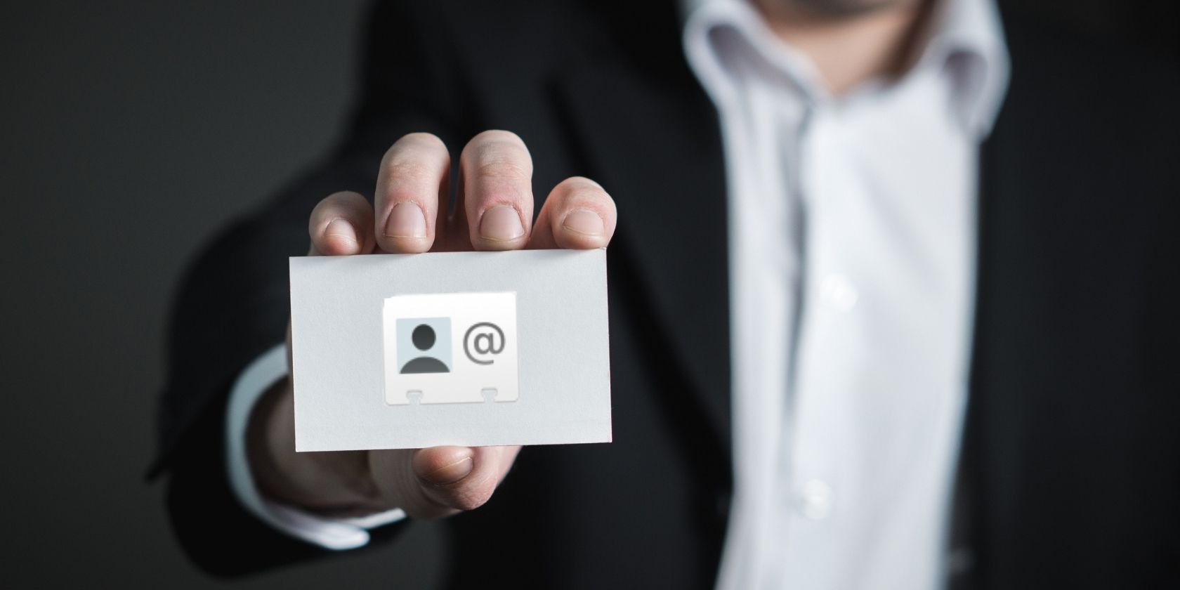 Người cầm danh thiếp có Logo vCard