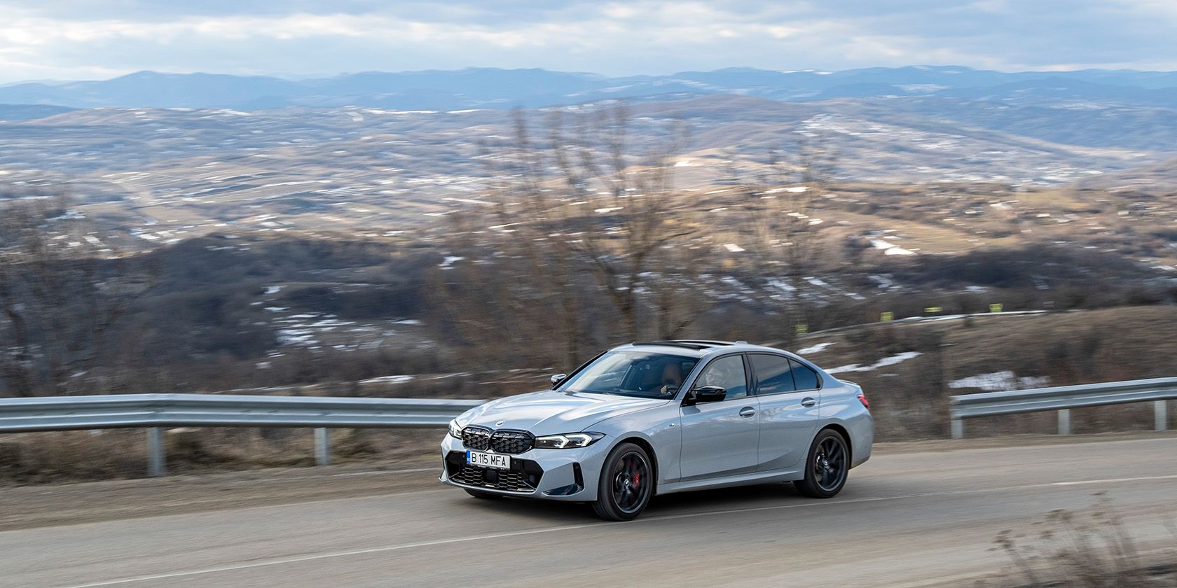 BMW M340i trên đường núi