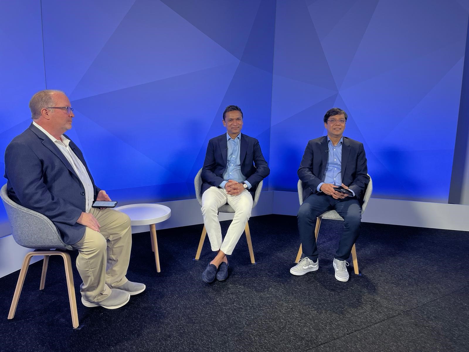 Cisco đã hợp tác với NTT Ltd. (Nhật Bản) thúc đẩy triển khai mạng 5G riêng trong 5 lĩnh vực chính TechTimes Vietnam (Ở giữa) Shahid Ahmed, Phó chủ tịch điều hành, Mạo hiểm mới và Đổi mới của NTT Ltd. và (phải) Masum Mir, SVP và GM Cisco Networking, Provider Mobility thảo luận về những thách thức của việc triển khai mạng 5G riêng và liệu ngành có bắt đầu chứng kiến các triển khai trong thế giới thực tại MWC Barcelona 2023 hay không