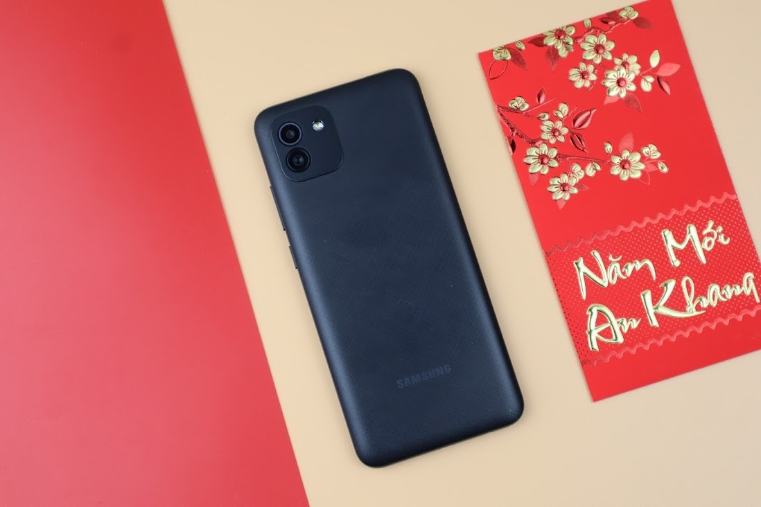 Bạn có nên mua Galaxy A03 - smartphone giá rẻ ra mắt từ năm ngoái của Samsung?