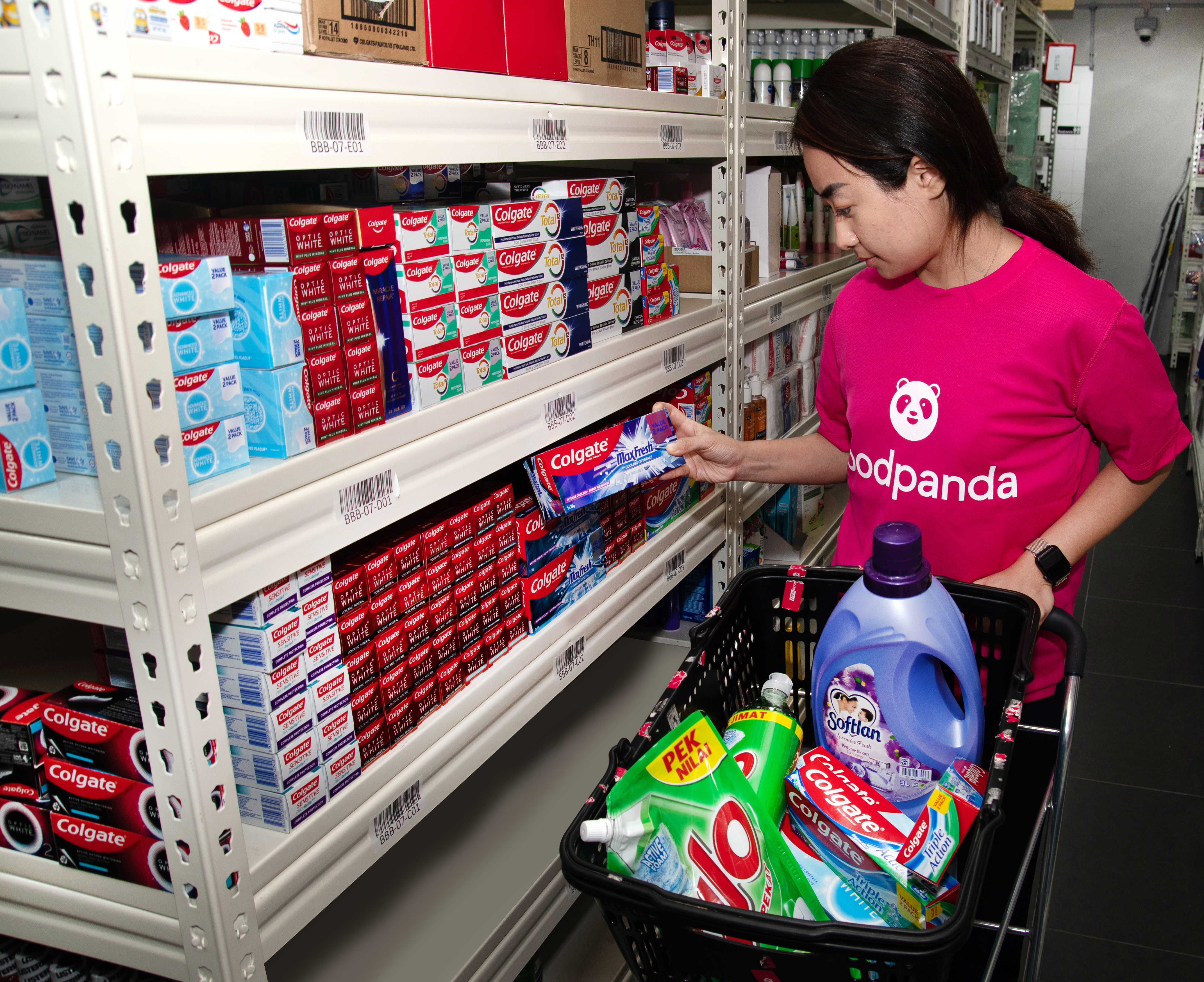 Nhân viên foodpanda tại pandamart chọn món khách đặt để giao.  Hình ảnh do foodpanda cung cấp