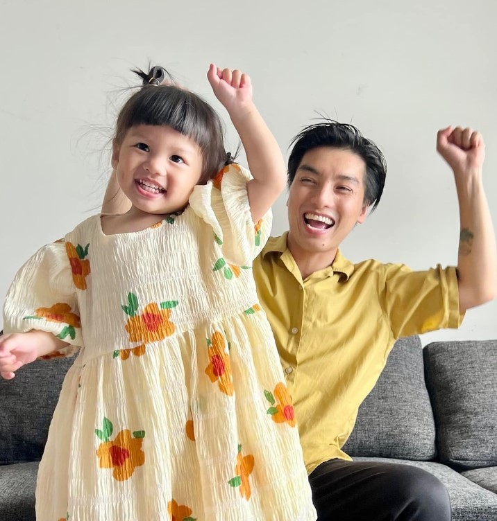Con gái 'Quý Ròm' - Kính Vạn Hoa 'khóc thét' khi nhìn thấy mặt bố sau cải tạo