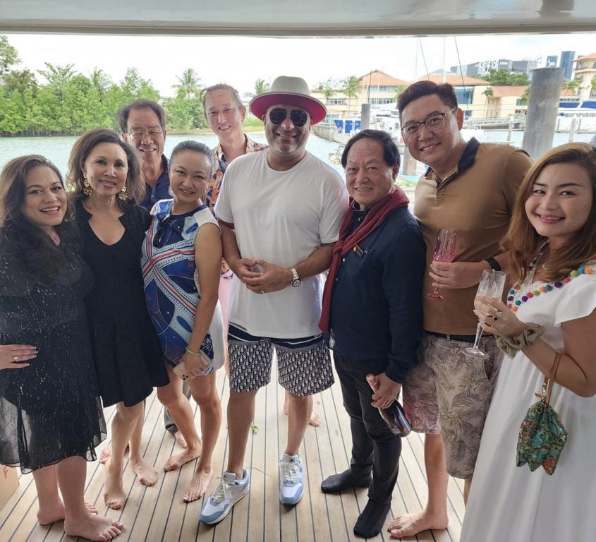 Russell Peters với những người sáng lập của