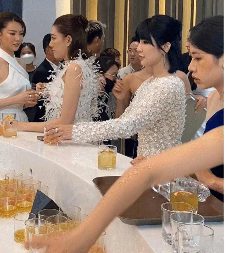 Diệp Lâm Anh "xấu gia đình" với Anh Thư khi gặp anh tại sự kiện, thái độ gây chú ý