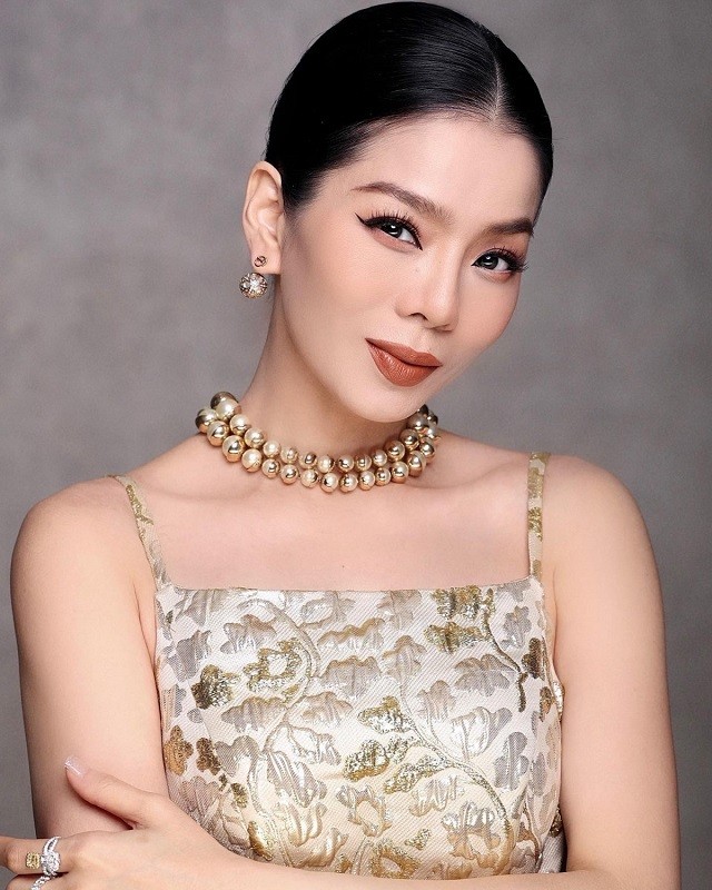 Giỏi, giàu có, sang chảnh, hẹn hò với trai trẻ, không "giật chồng" hay yêu người yêu cũ