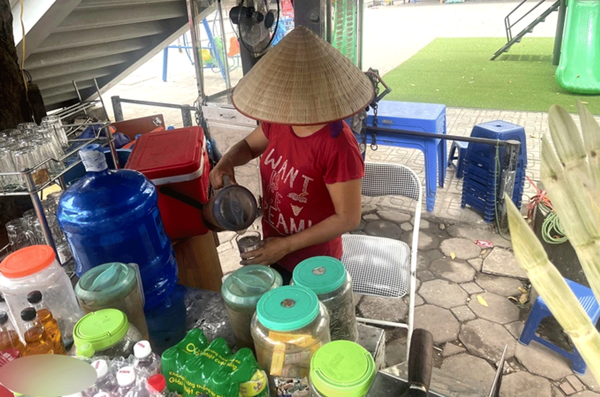 Bán trà đá vỉa hè, thu nhập bình quân trên dưới 50 triệu đồng/tháng