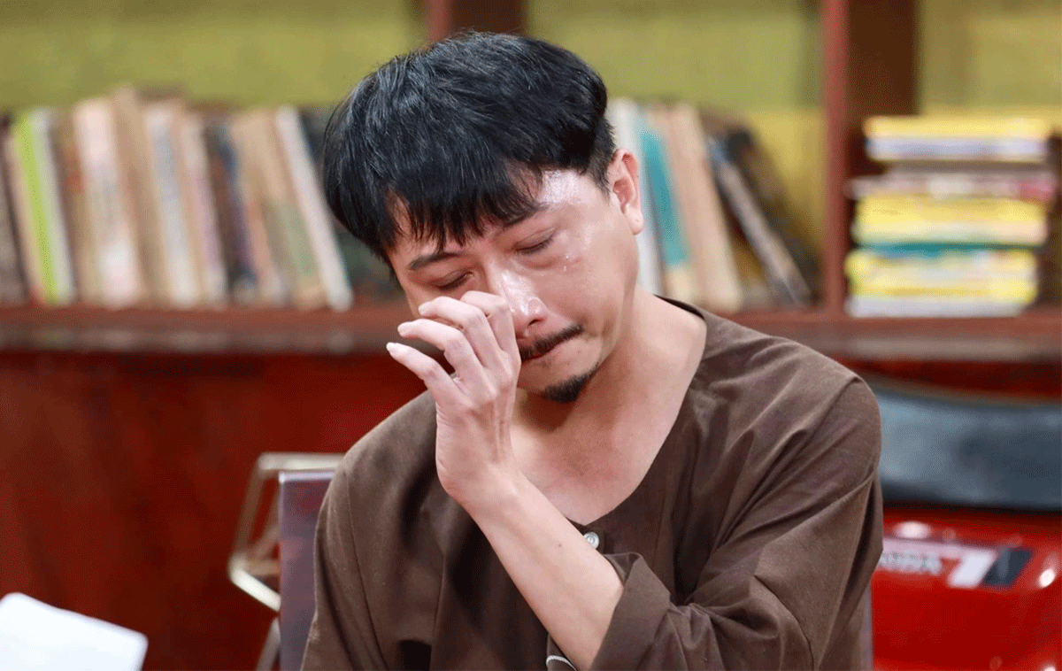 Hứa Minh Đạt bị kẻ gian giả danh bệnh viện gọi là “đứa trẻ cấp cứu” cần chuyển tiền gấp để điều trị