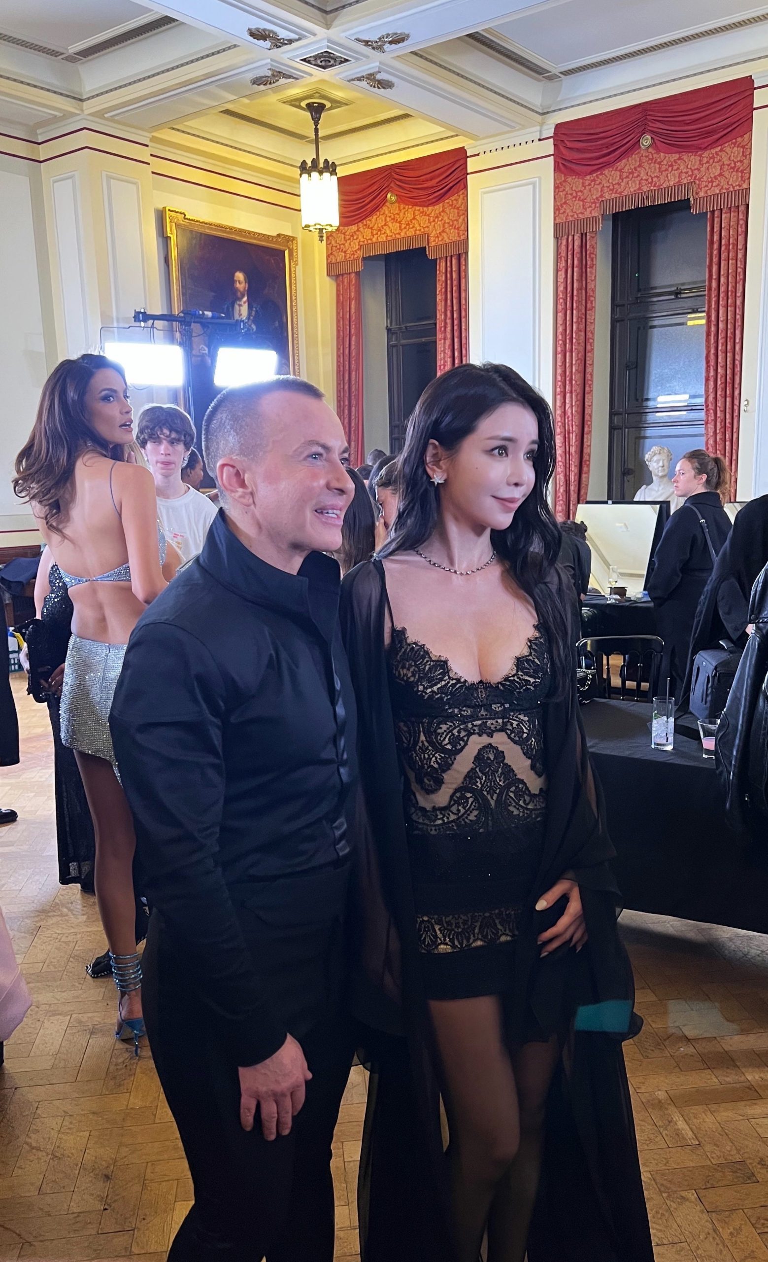 Tia Lee với Julien Macdonald, đang may bộ sưu tập FW23 của cô ấy