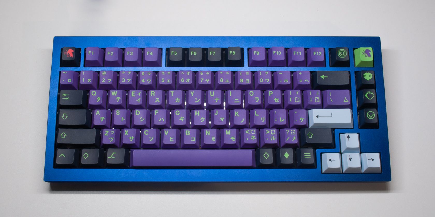 keychron q1 nhìn từ trên xuống màu xanh lam