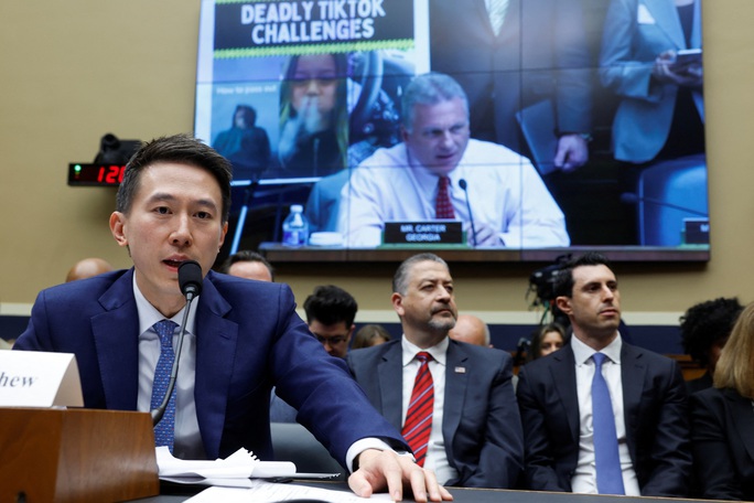 quan chức Mỹ so sánh CEO TikTok Shou Zi Chew điều trần trước Quốc hội Mỹ ngày 23/3 Ảnh: REUTERS