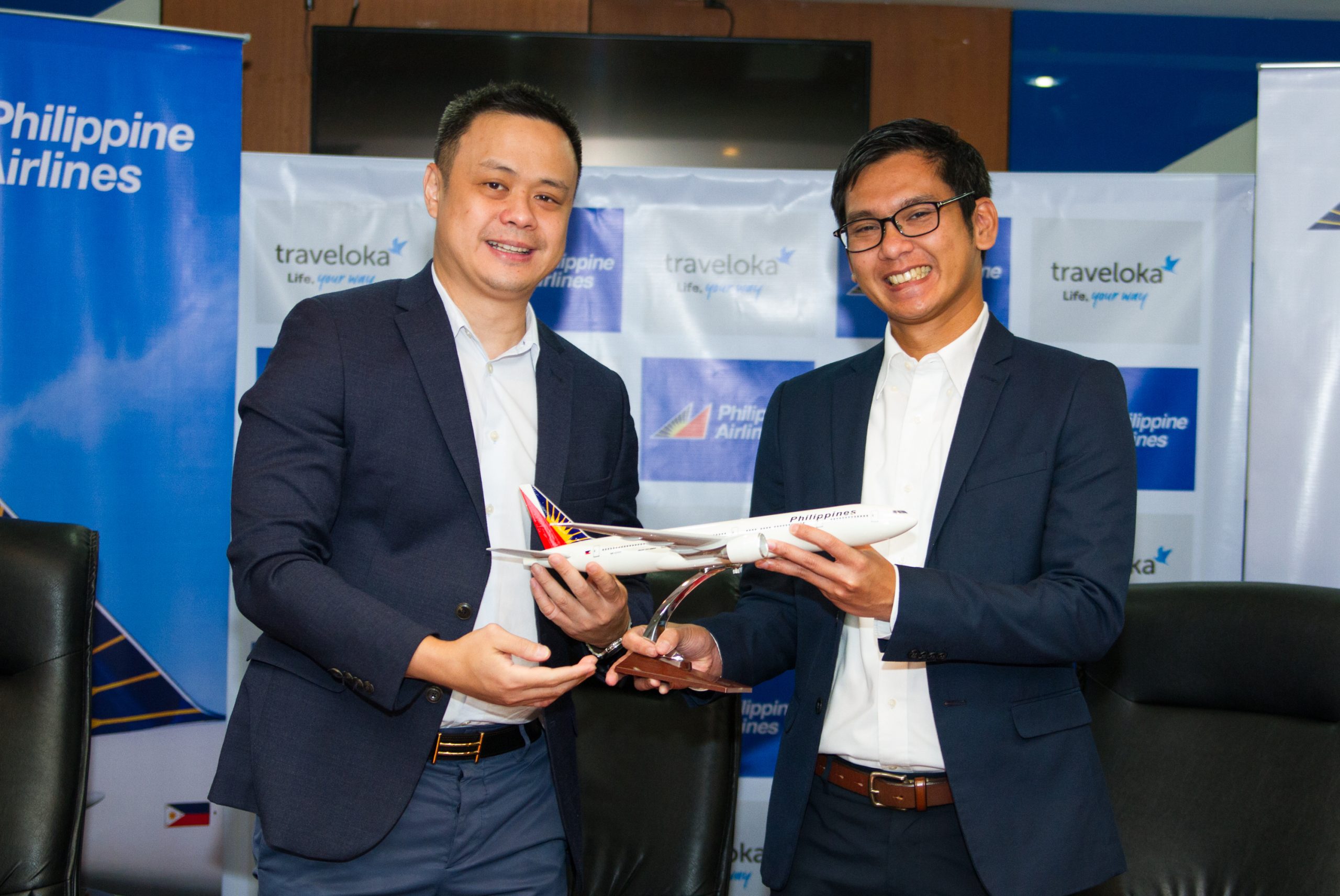 (Từ trái sang phải) Cơ trưởng Stanley K. Ng, Chủ tịch kiêm Giám đốc điều hành của Philippine Airlines và Iko Putera, Giám đốc điều hành bộ phận Vận tải của Traveloka
