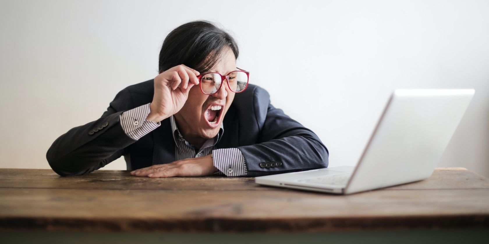 Cách sử dụng RecoverPy để cứu các tệp đã xóa trên Linux angry guy yelling at a laptop