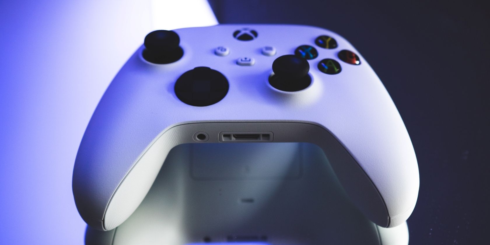 6 cách Microsoft đã biến Xbox Series X|S trở thành bảng điều khiển thân thiện với người tiêu dùng nhất A photograph of a white Xbox Wireless Controller for Xbox One and Xbox Series X and S
