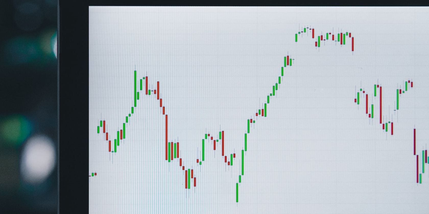 a picture of green and red candlesticks on a white screen
