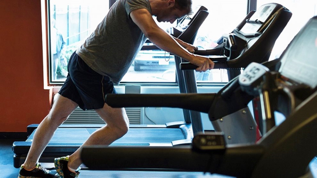 Nam thanh niên bất ngờ liệt hai chân cử động sau khi tập gym quá sức