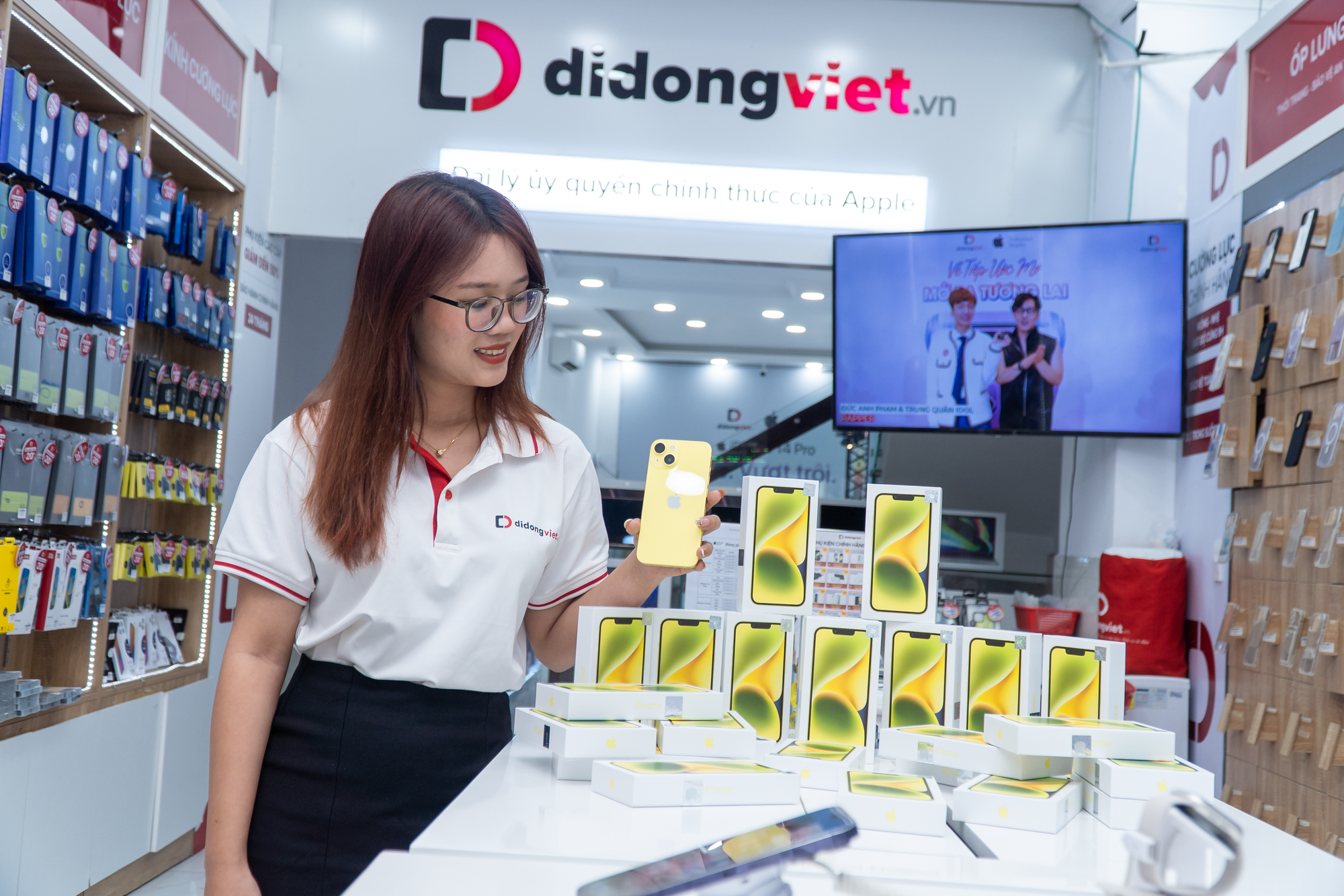 iPhone 14 màu vàng vừa lên kệ gây bất ngờ - Ảnh 1.