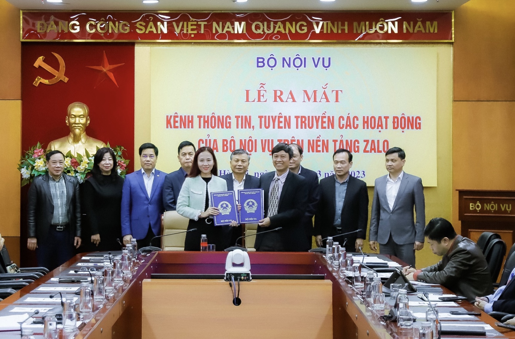 Bộ Nội vụ chính thức ra mắt trang Zalo sau 3 tháng thử nghiệm TechTimes Vietnam Bộ Nội vụ và Zalo ký kết, chính thức ra mắt trang Zalo "Bộ Nội vụ".