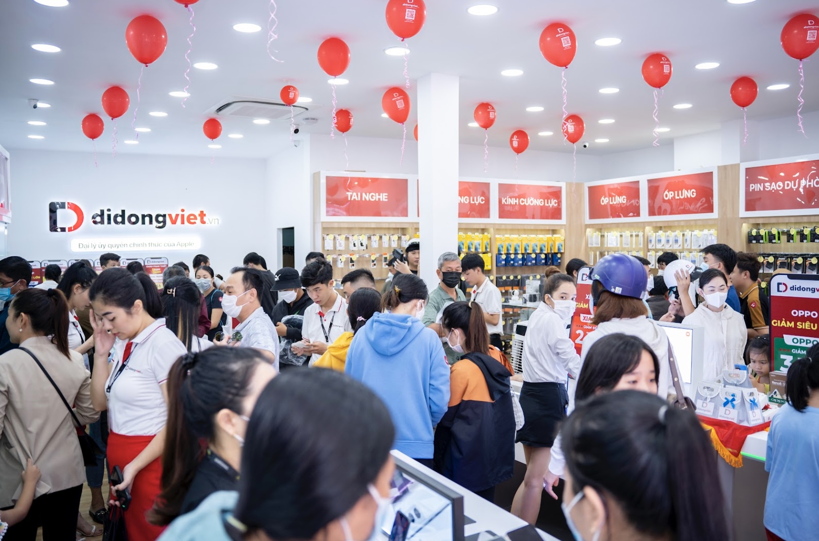 Đông đảo người dùng công nghệ lựa chọn mua sắm tại Di Động Việt