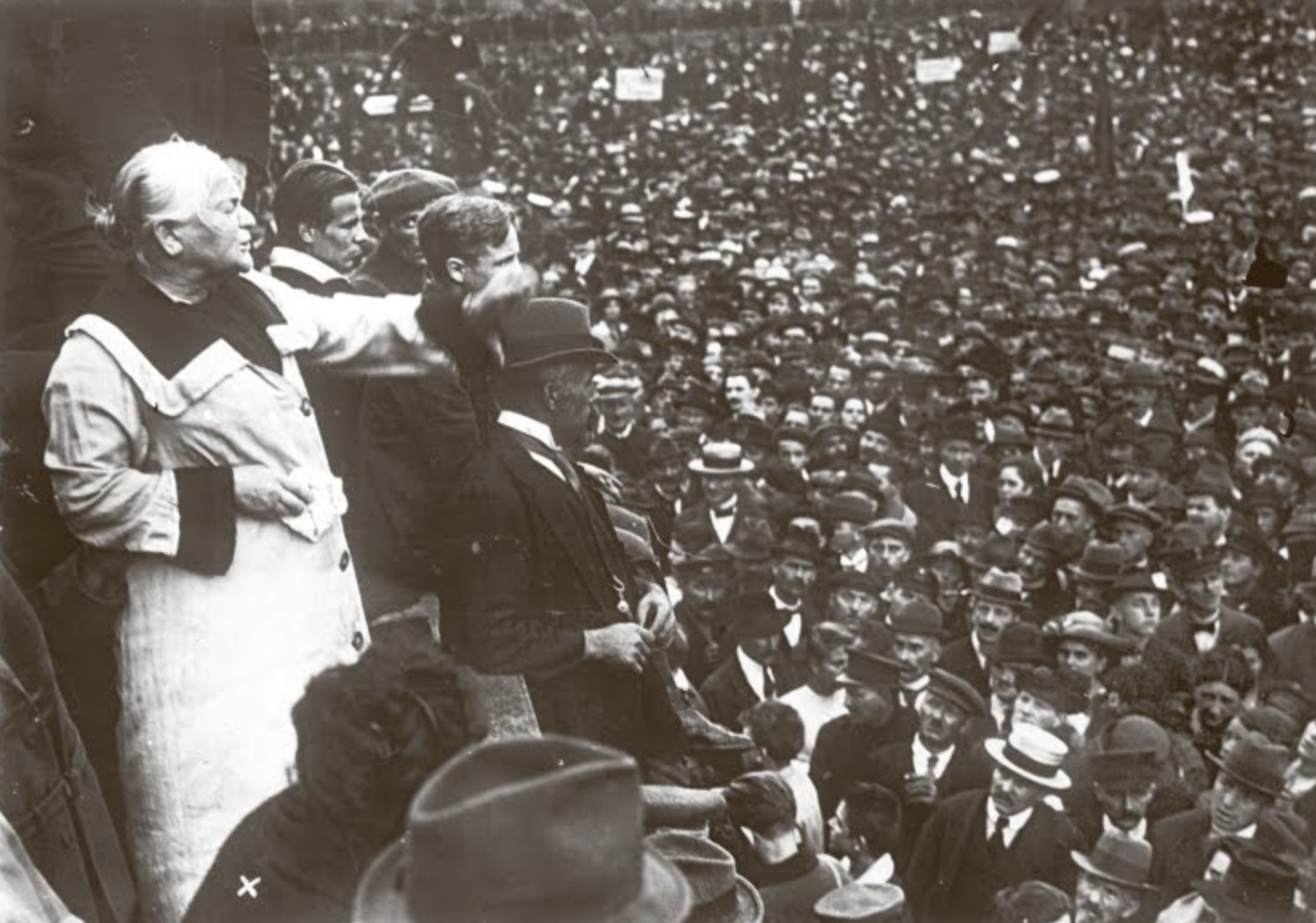 Bà Clara Zetkin được bổ nhiệm làm thư ký cho bà.