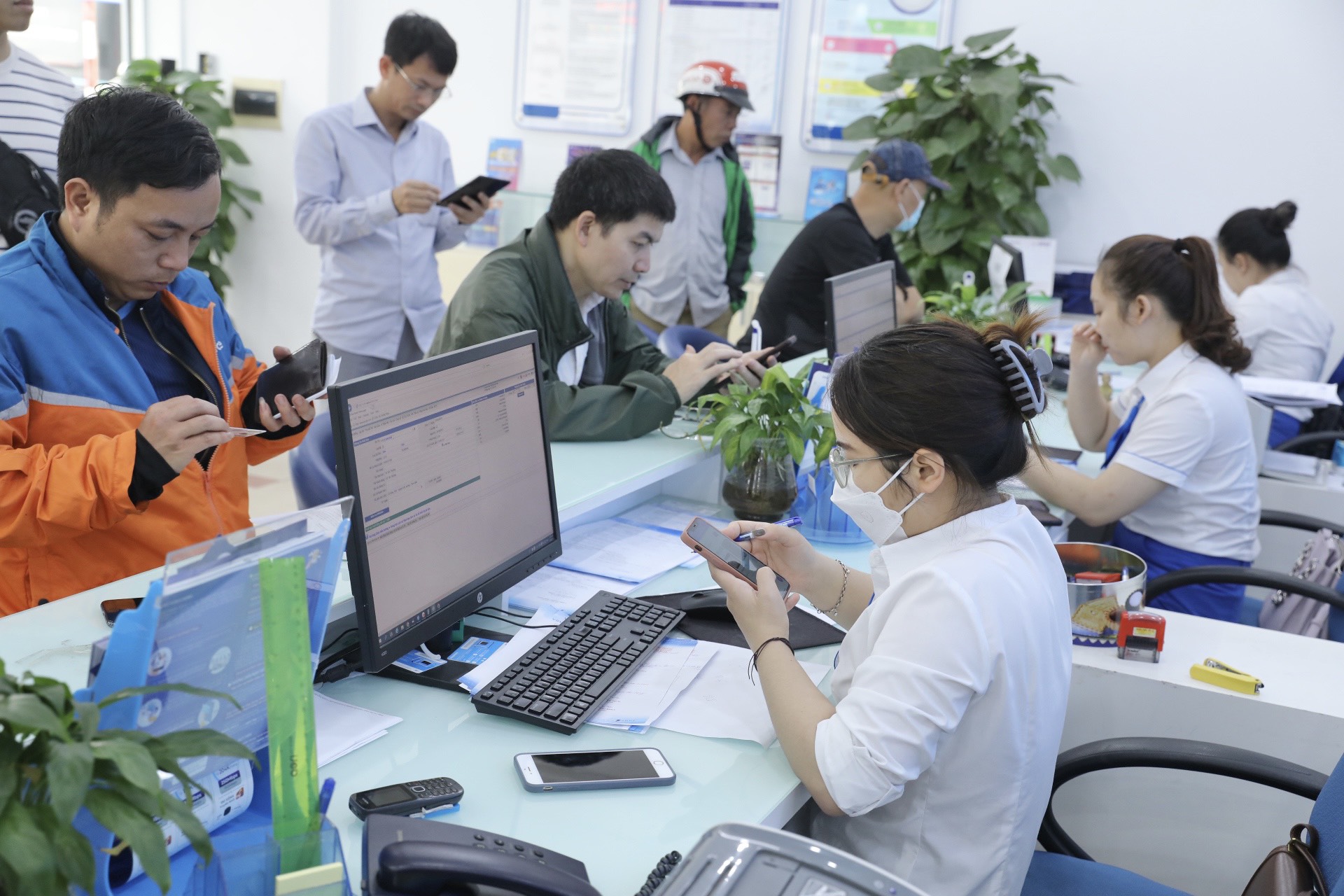 Bộ TT-TT: Không thay đổi hạn cuối hóa thông tin thuê bao đến ngày 31-3 - Ảnh 1.