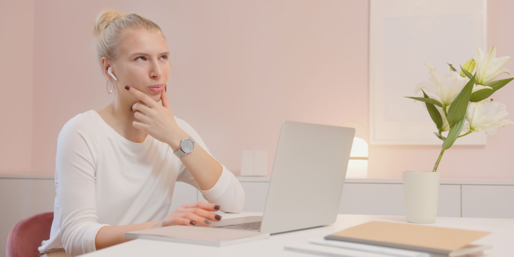 10 điều cần xem xét trước khi đăng ký VPN Woman sat at laptop and thinking