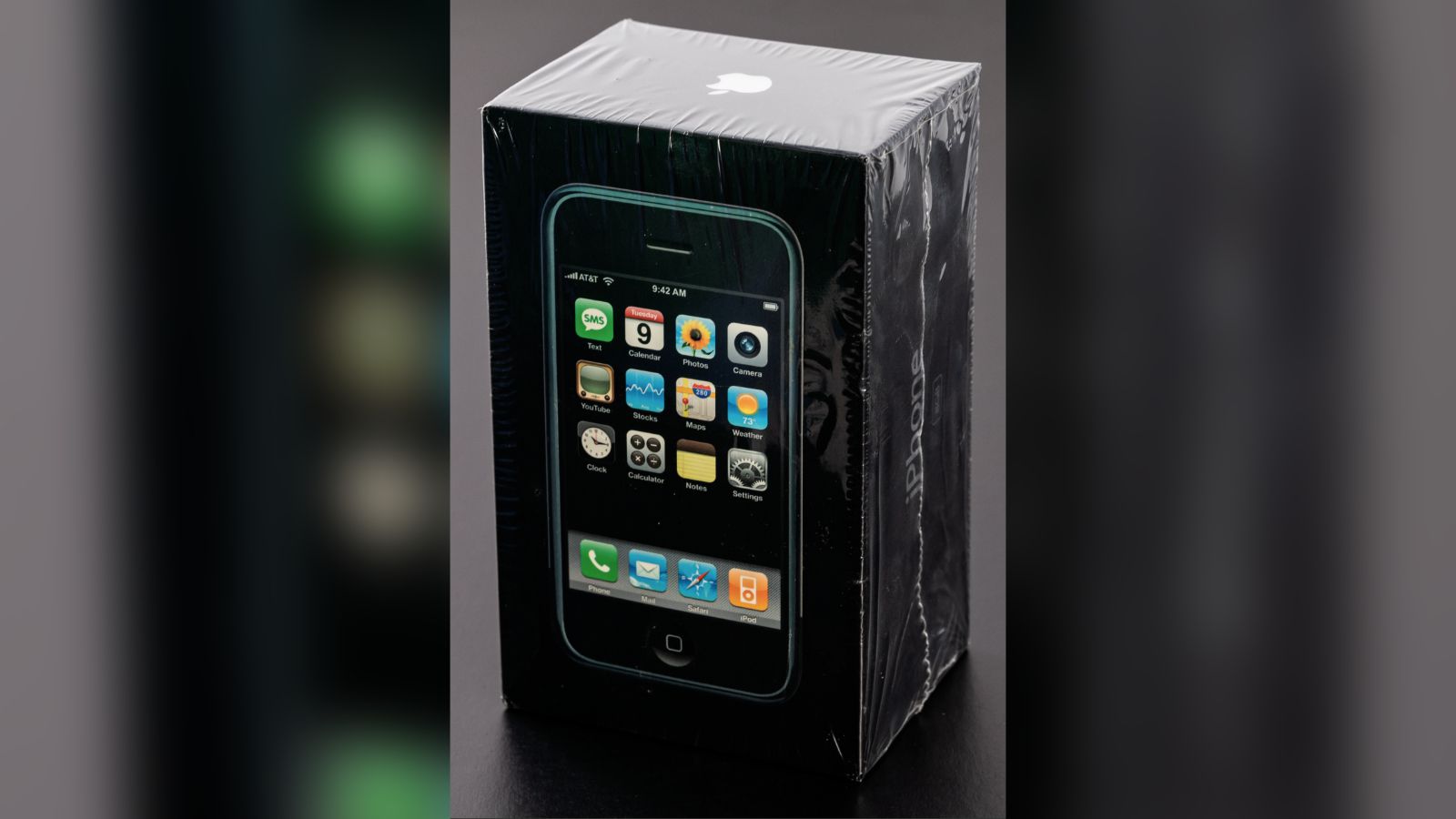 iPhone nguyên bản được niêm phong tại nhà máy được bán với giá 55.000 đô la khi đấu giá