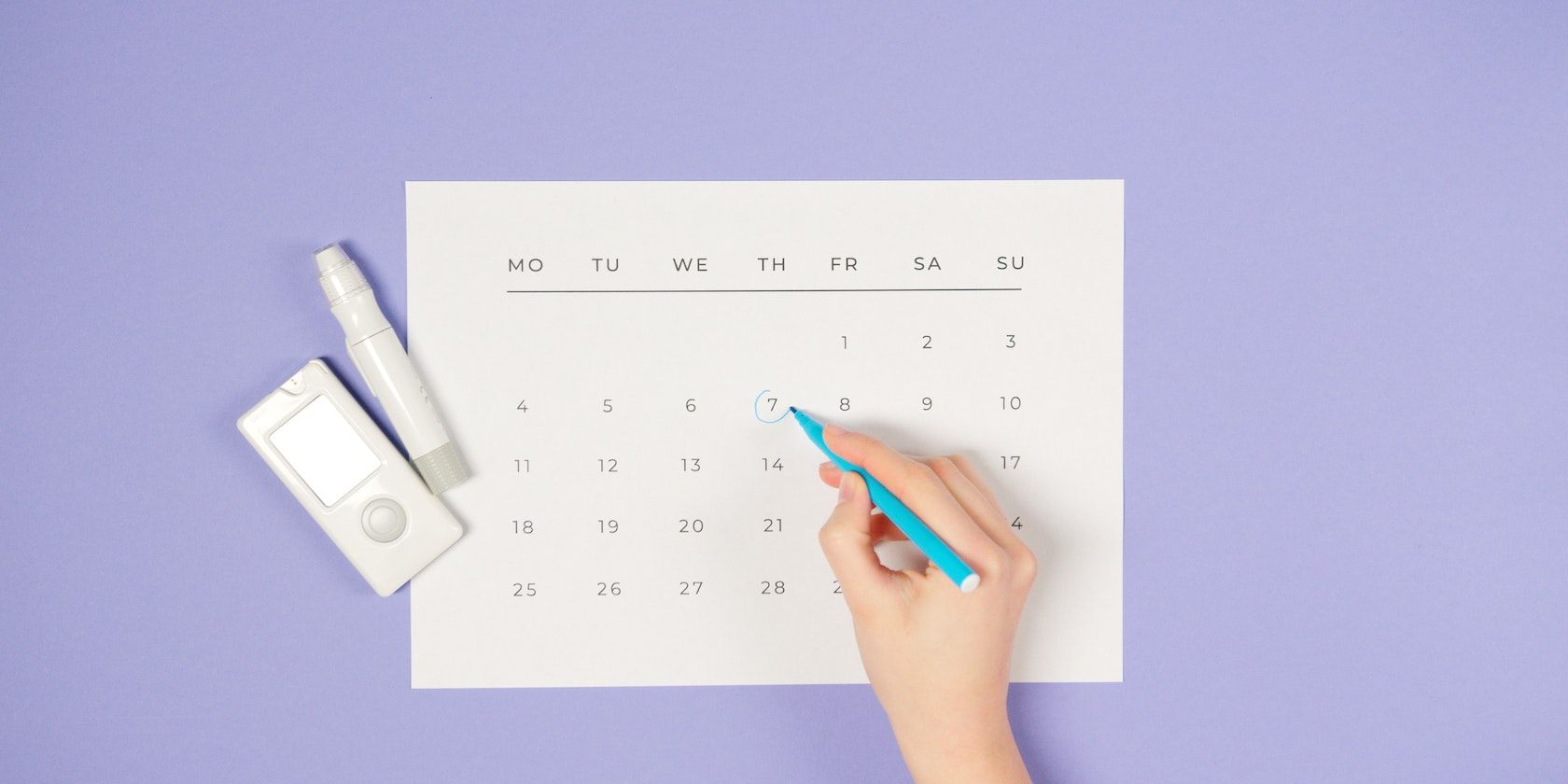 Lịch giấy so với lịch kỹ thuật số: Cái nào là tốt nhất? Hand marking blue circle on paper calendar
