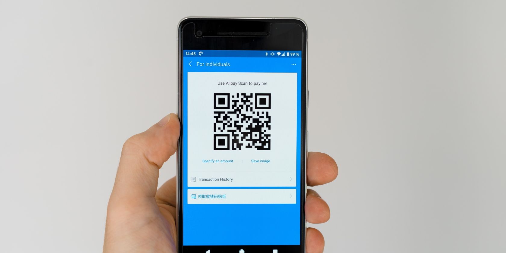 4 trình tạo mã QR tốt nhất cho PDF Black android smartphone displaying QR code
