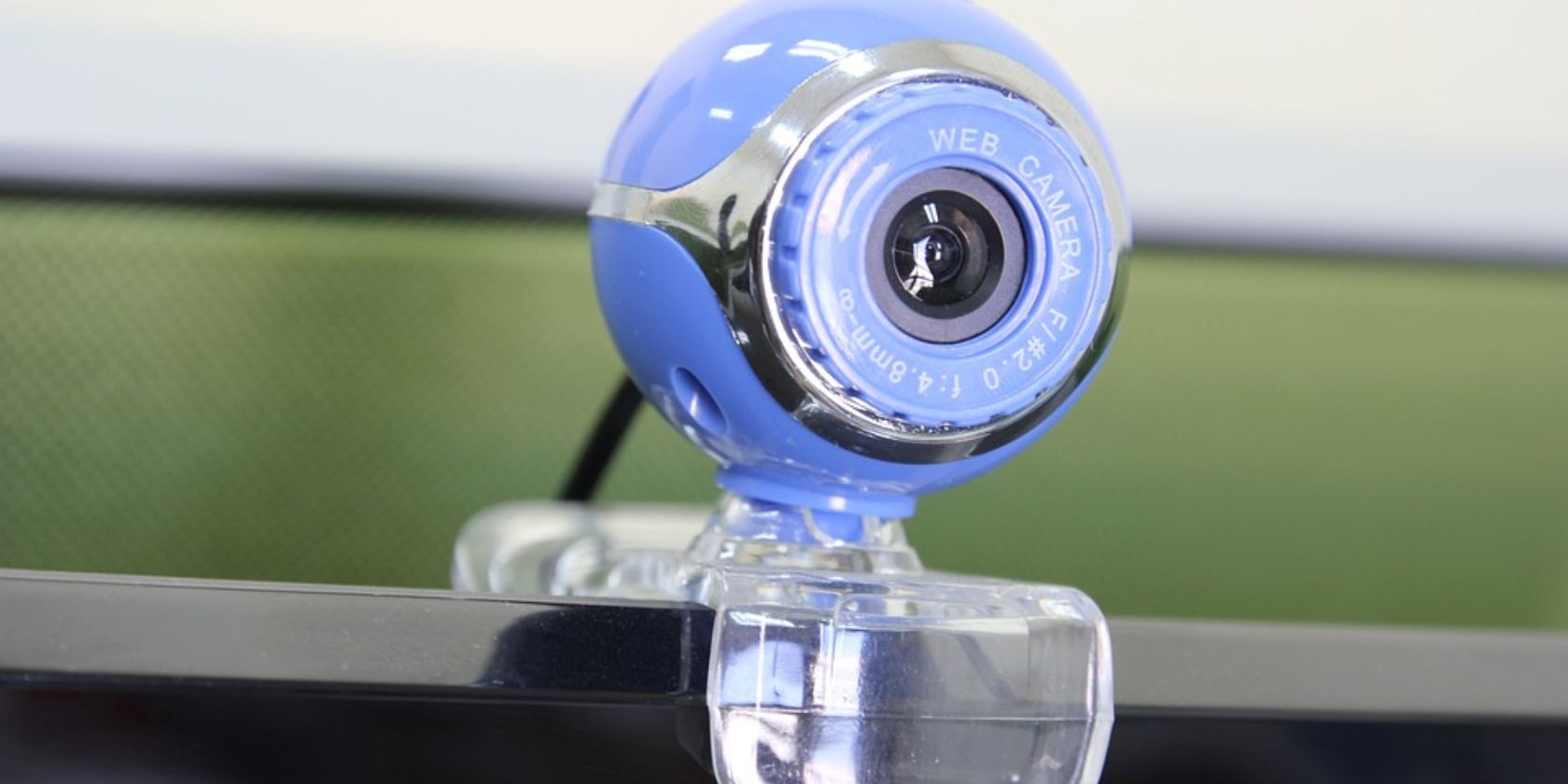 Xem nguồn cấp dữ liệu webcam của bạn trong thiết bị đầu cuối Linux với asciicam a web camera attached on top of a laptop