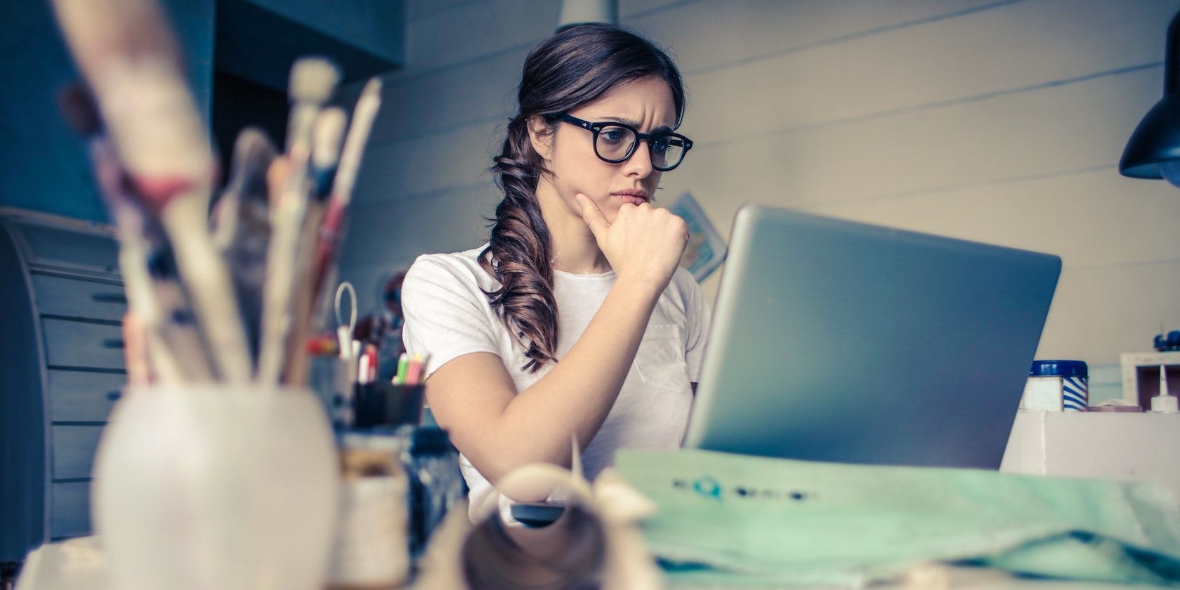 Cách tìm đúng người liên hệ cho email của bạn Confused Woman Using Her Laptop