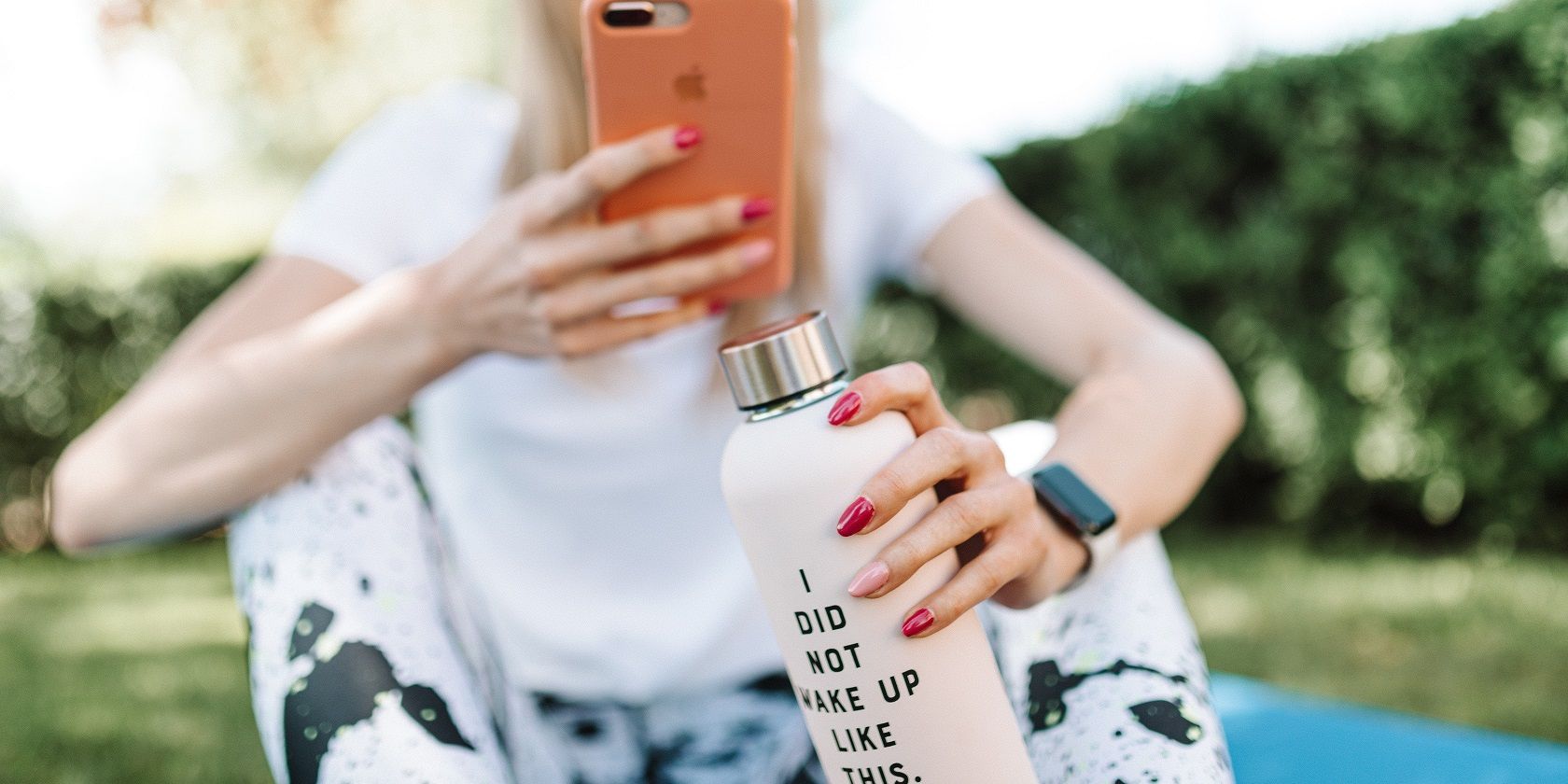 Tại sao bộ lọc quyến rũ táo bạo của TikTok lại gây tranh cãi như vậy woman looking at phone screen